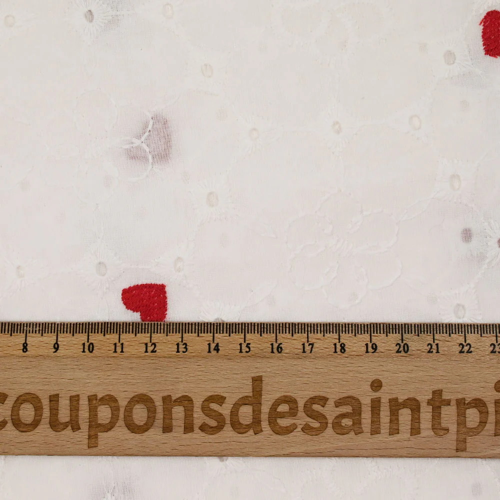 Broderie anglaise brodée coeur rouge fond blanc - Image 3