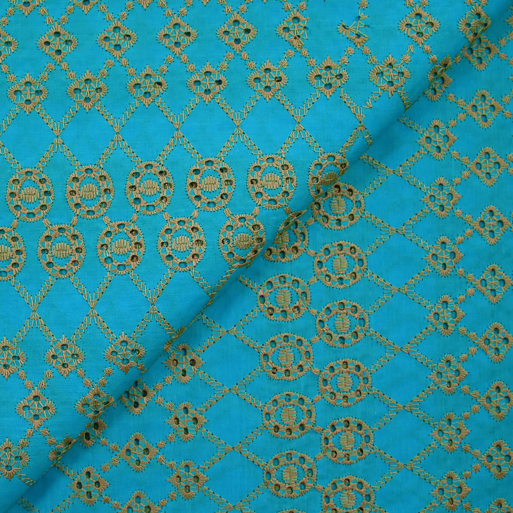 Broderie anglaise festonnée beige Clémence fond bleu azur - Image 5