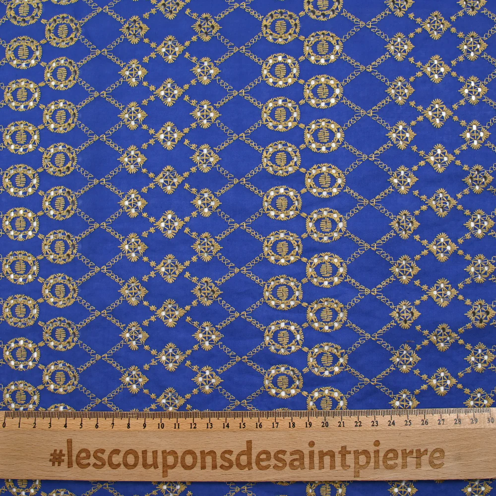 Broderie anglaise festonnée beige Clémence fond bleu roi - Image 3