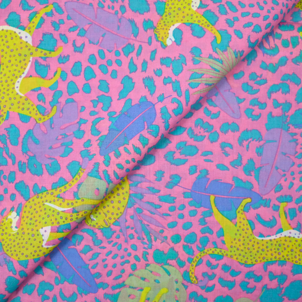Coton imprimé léopard jaune fond jungle rose