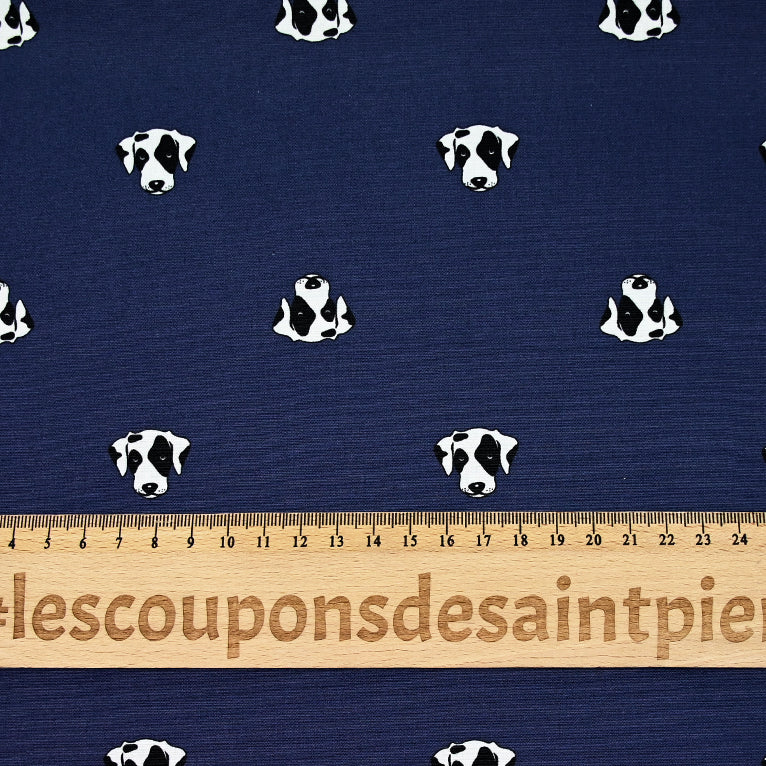 Coton imprimé tête chien noir et blanc fond bleu marine - Image 3