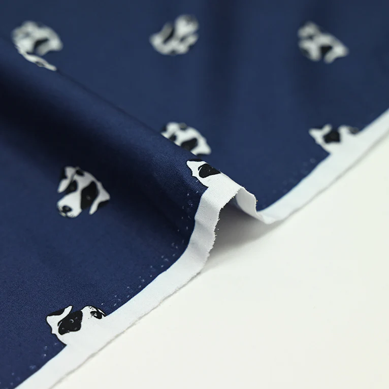 Coton imprimé tête chien noir et blanc fond bleu marine - Image 6