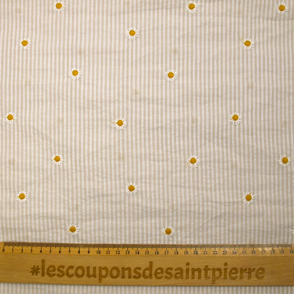 Coton tissé teint brodé marguerite fond rayé blanc et beige - Image 3
