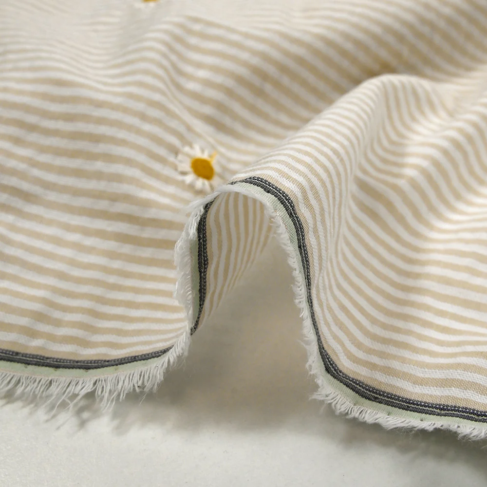 Coton tissé teint brodé marguerite fond rayé blanc et beige - Image 7