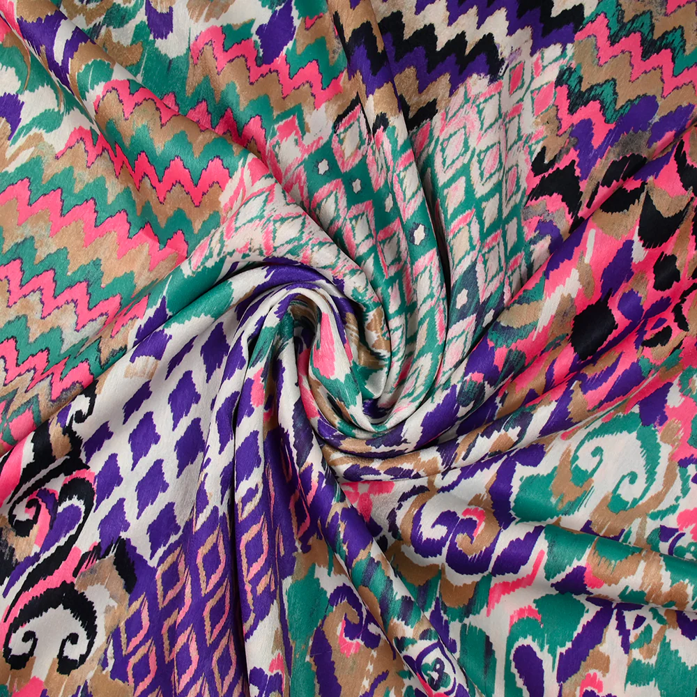 Crêpe satiné de polyester doux imprimé ikat violet et vert fond écru - Image 2