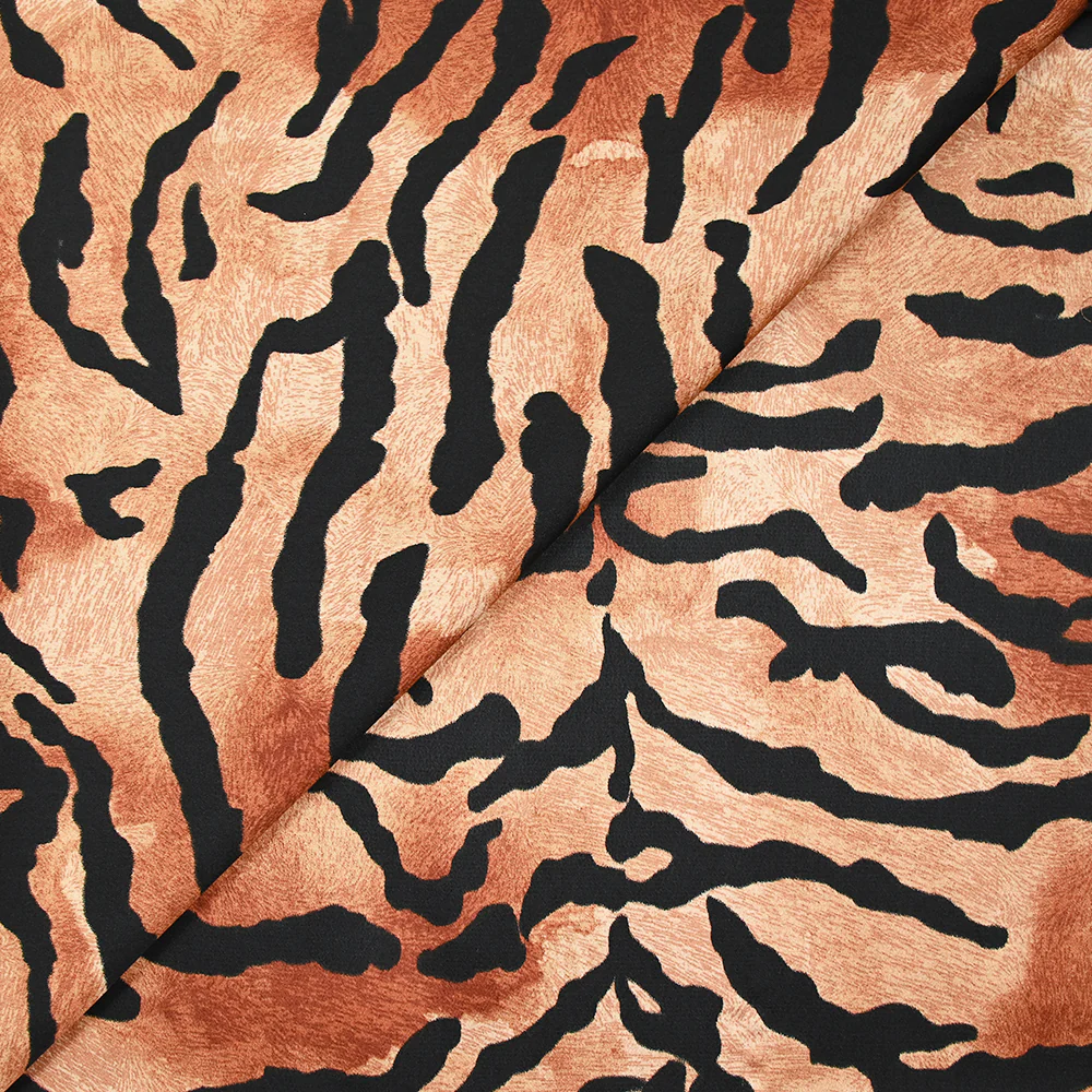 Crêpe satiné de polyester tigre noir fond marron - Image 4