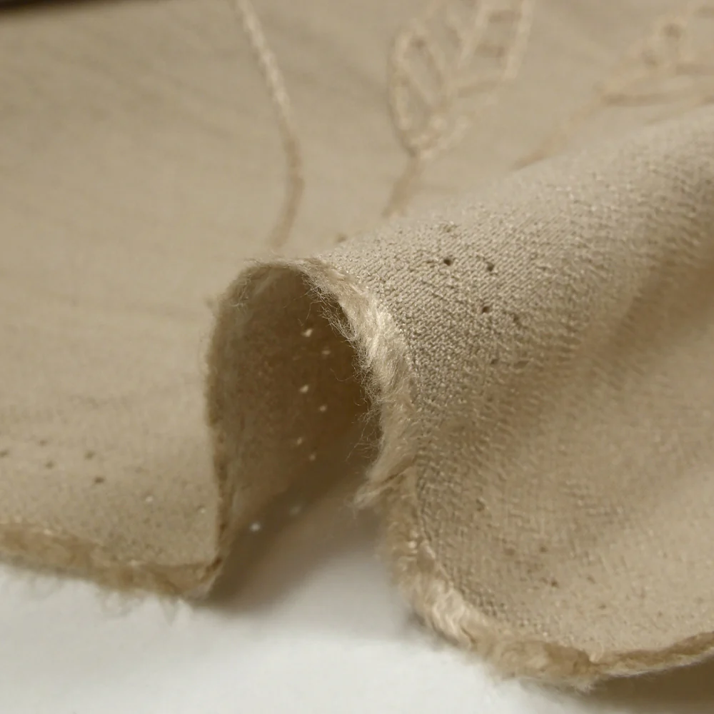 Crêpe viscose Lily brodé feuillage beige - Image 7