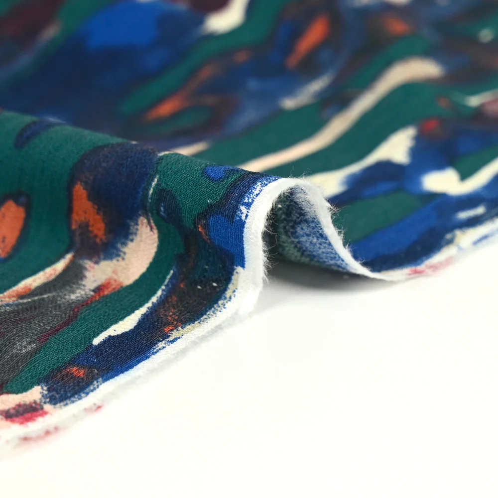 Crêpe viscose ottoman imprimé flaque bleu fond vert - Image 6