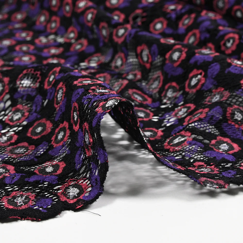 Dentelle festonnée imprimée fleurs rouge et violette fond noir - Image 6