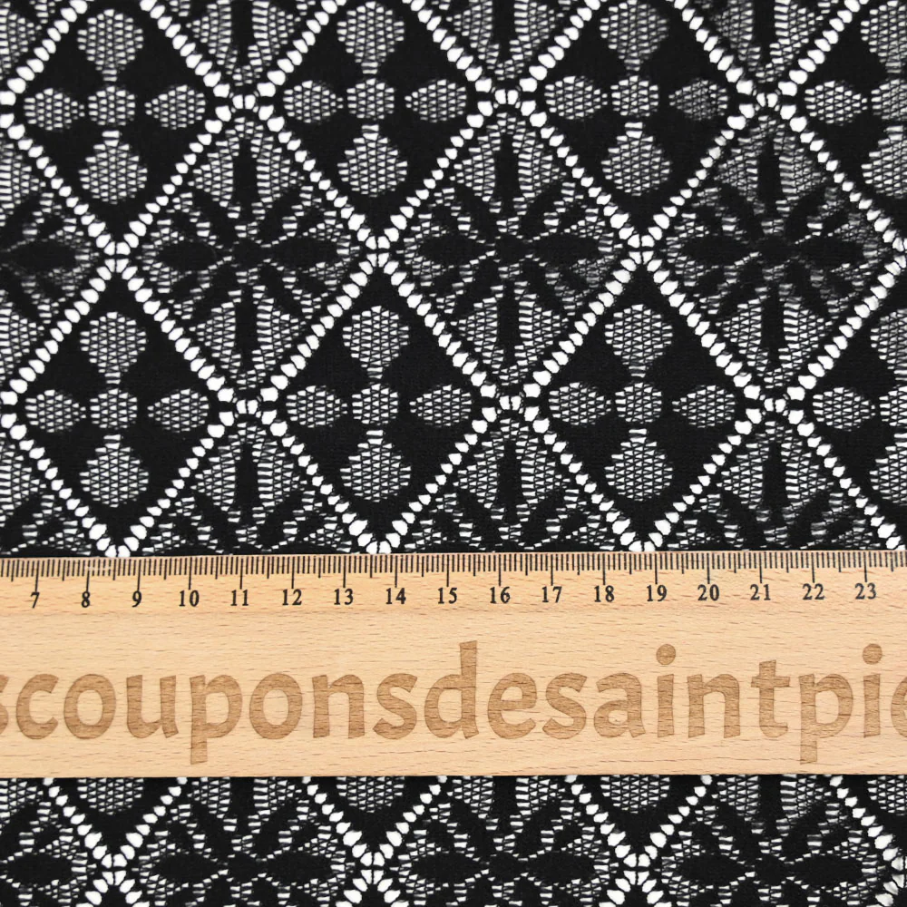 Dentelle polyester losanges et fleurs noir - Image 3
