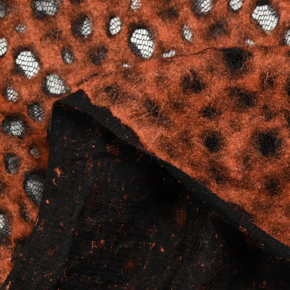 Dentelle polyester noir à poils fond roux - Image 6