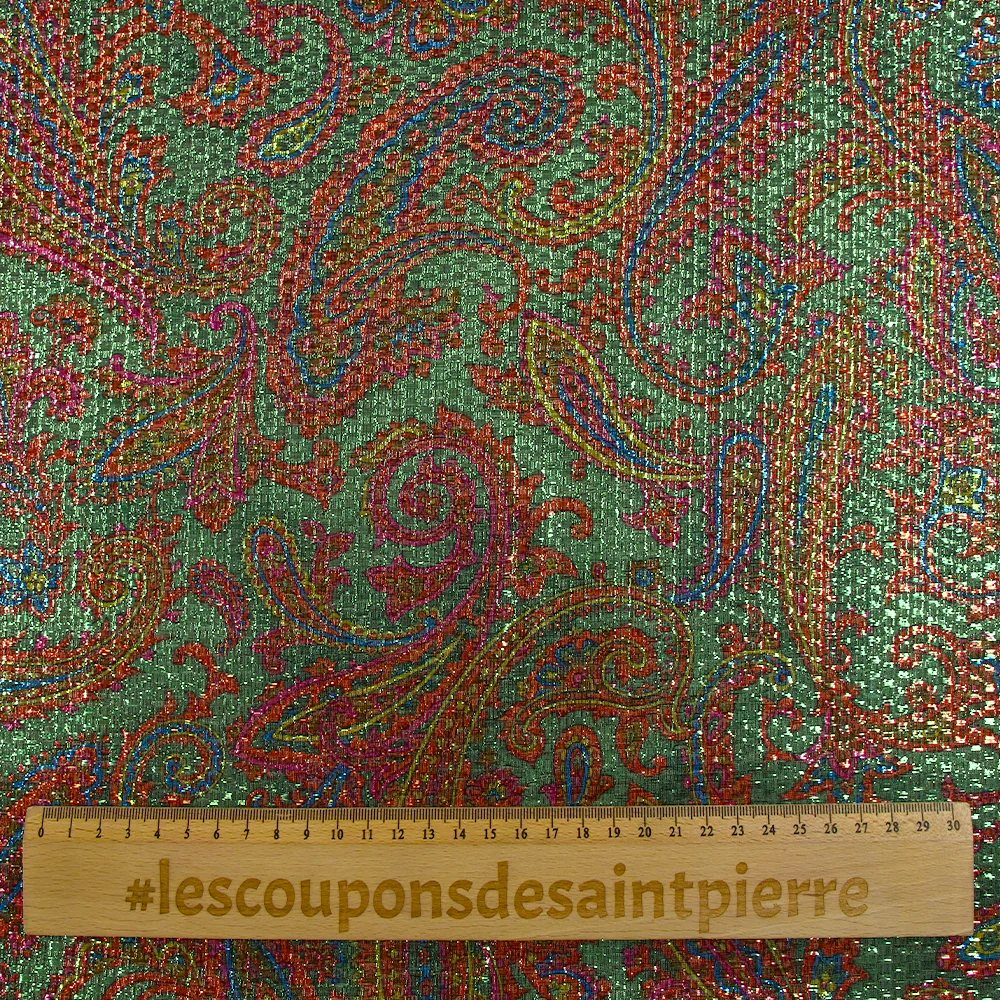 Jacquard polyester lamé cachemire rouge et fuchsia fond vert pomme - Image 3