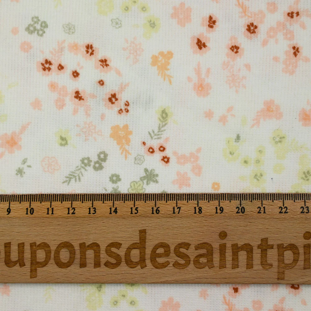 Jersey de coton imprimé fleuri rose et vert fond blanc cassé - Image 3