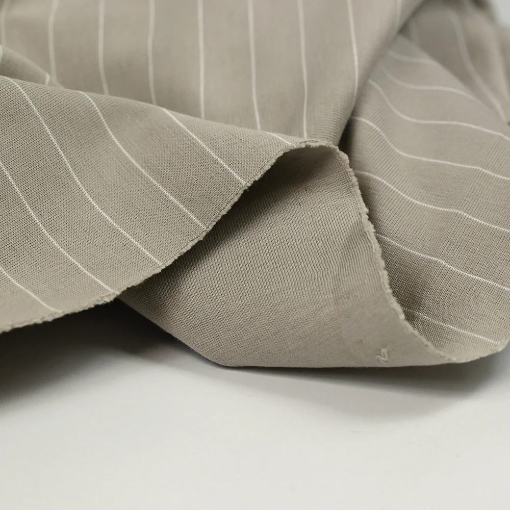 Jersey de coton rayé blanc fond gris taupe - Image 5