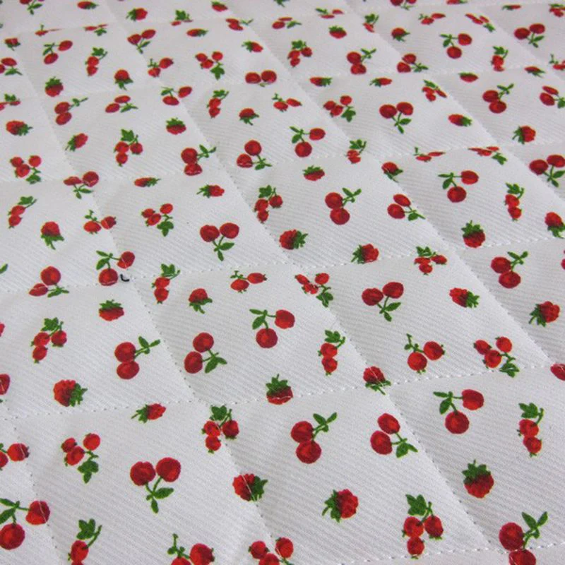 PIQUÉ DE COTON MATELASSÉ CERISES AU MÈTRE