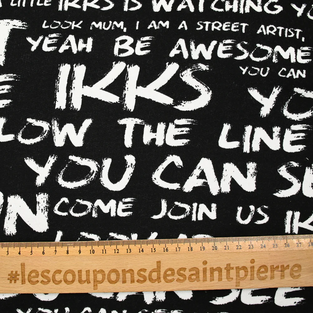 Molleton coton french terry imprimé typo fond noir - Image 3