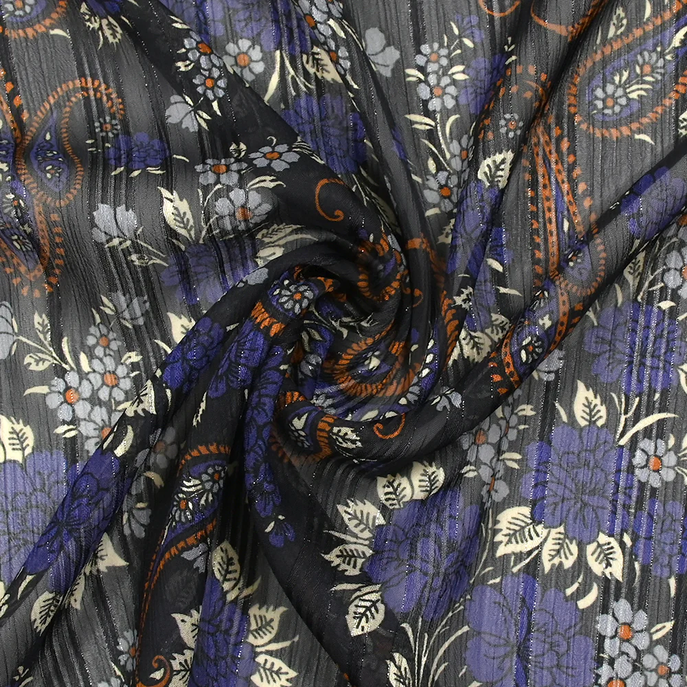 Mousseline crinkle imprimée bande satin cachemire en fleurs indigo fond noir - Image 2