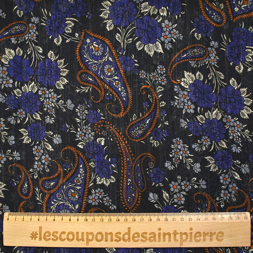 Mousseline crinkle imprimée bande satin cachemire en fleurs indigo fond noir - Image 3