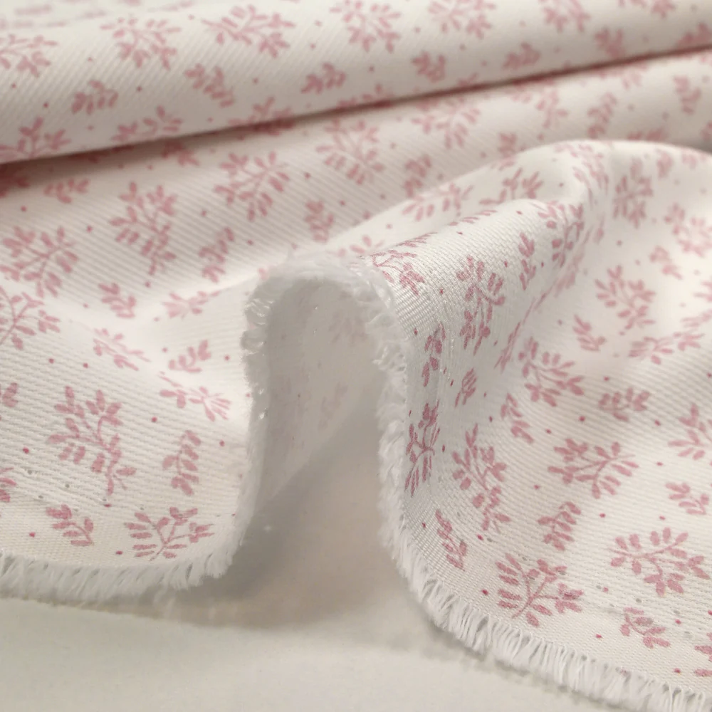 Piqué de coton imprimé brindille dans le vent vieux rose fond blanc - Image 7