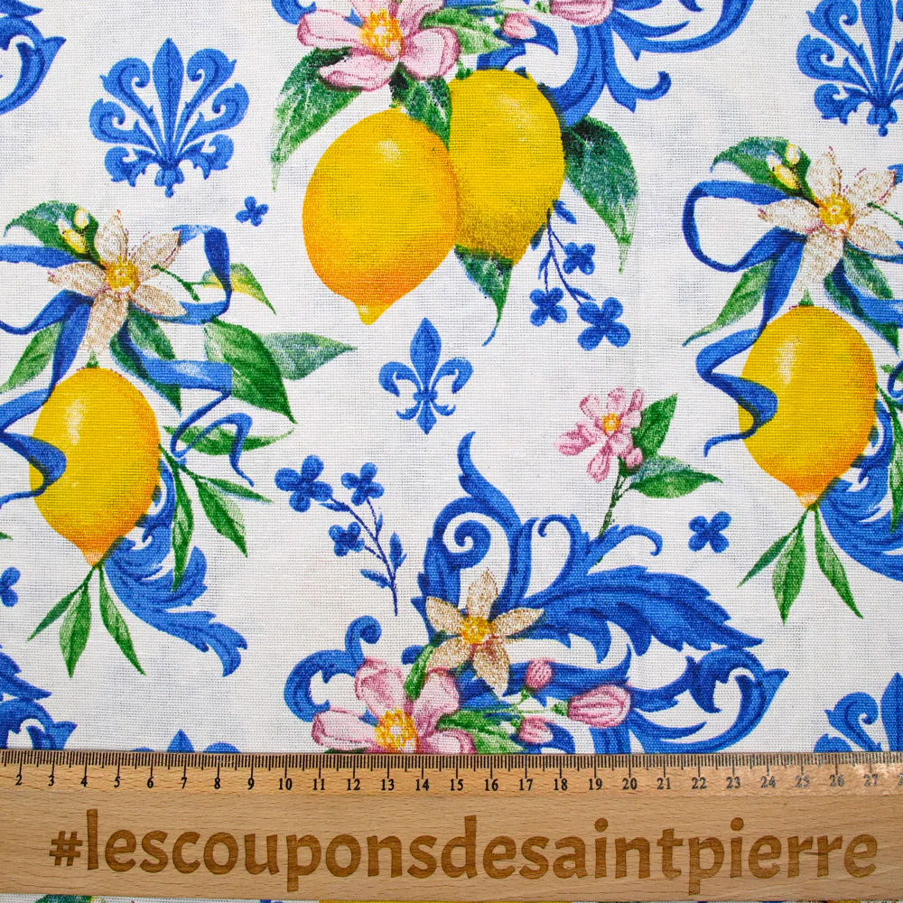 Polycoton imprimé citron et arabesques bleus fond blanc - Image 3