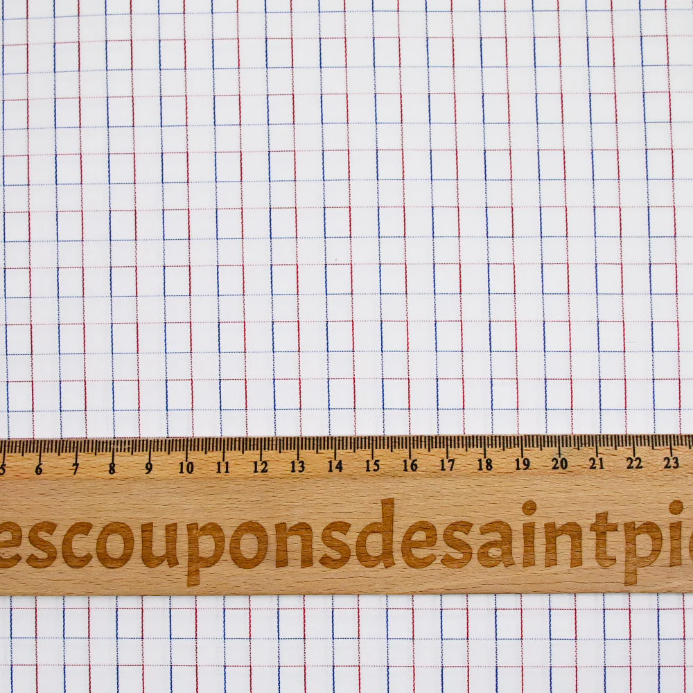 Popeline polycoton à petits carreaux fil rouge et bleu fond blanc - Image 3