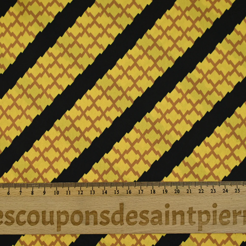 Satin de polyester imprimé géométrique rayé jaune et noir - Image 3