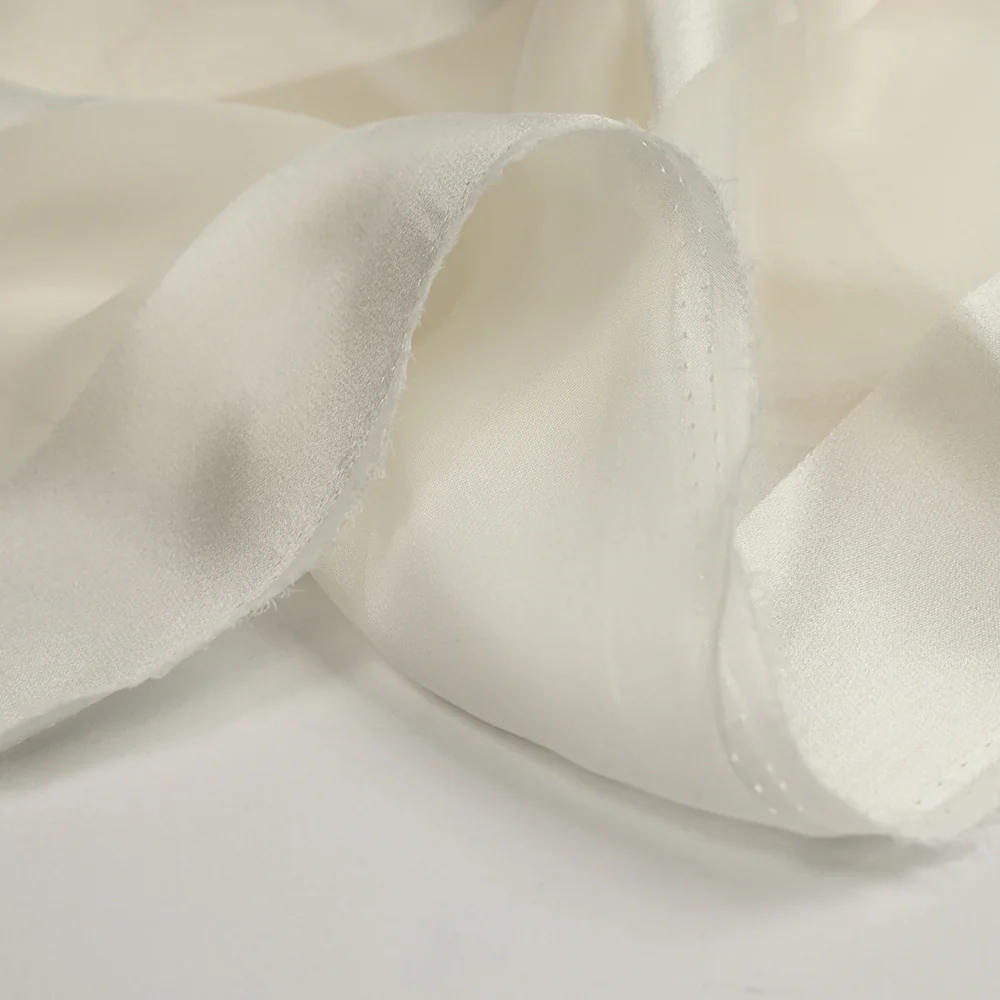 Satin de soie dévoré à larges bandes écru - Image 7