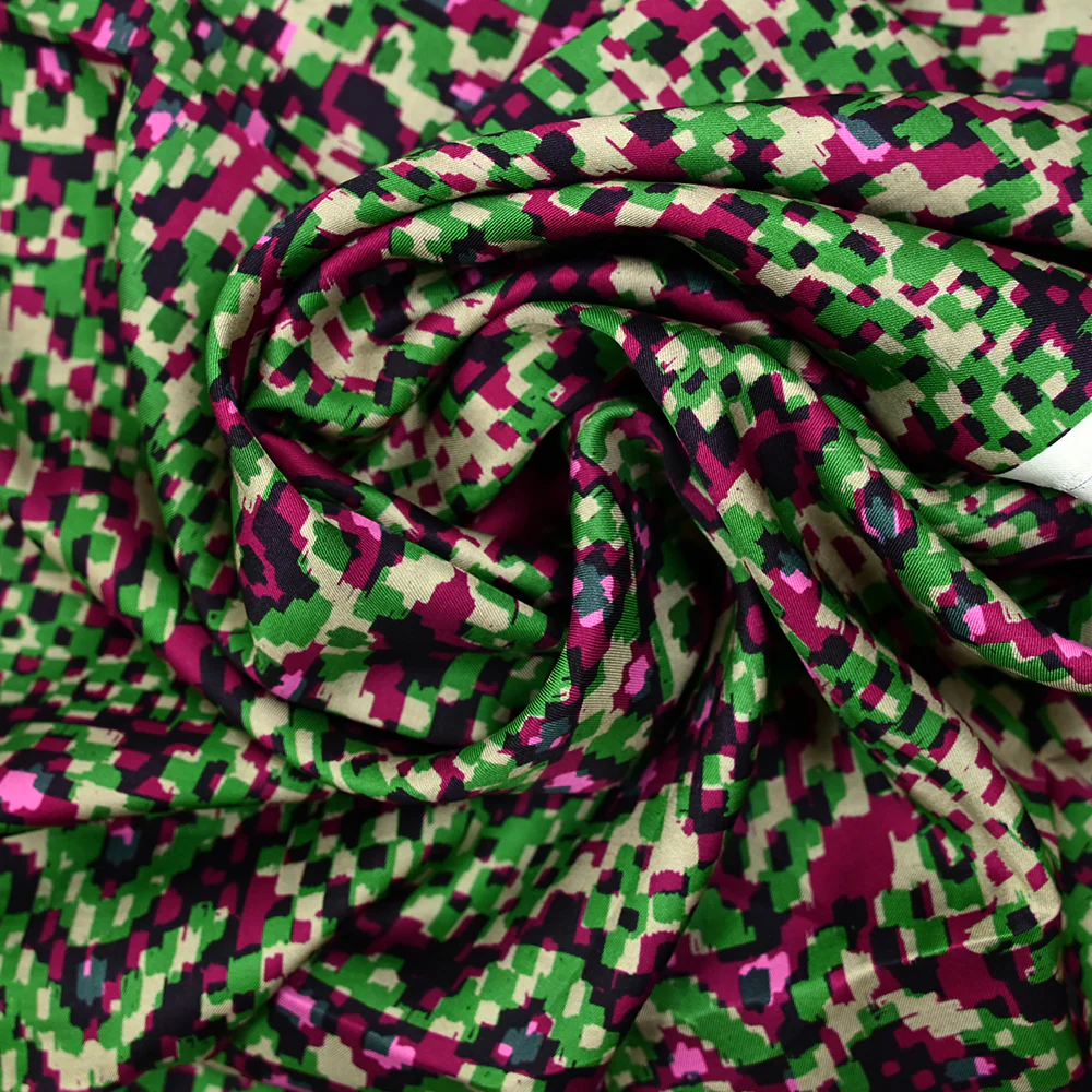 Twill de viscose satin imprimé association vert et fuchsia - Image 2