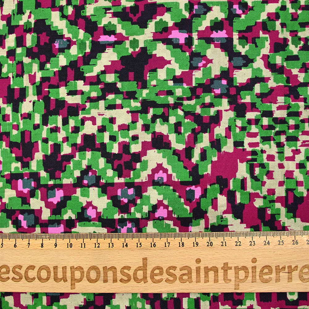 Twill de viscose satin imprimé association vert et fuchsia - Image 3