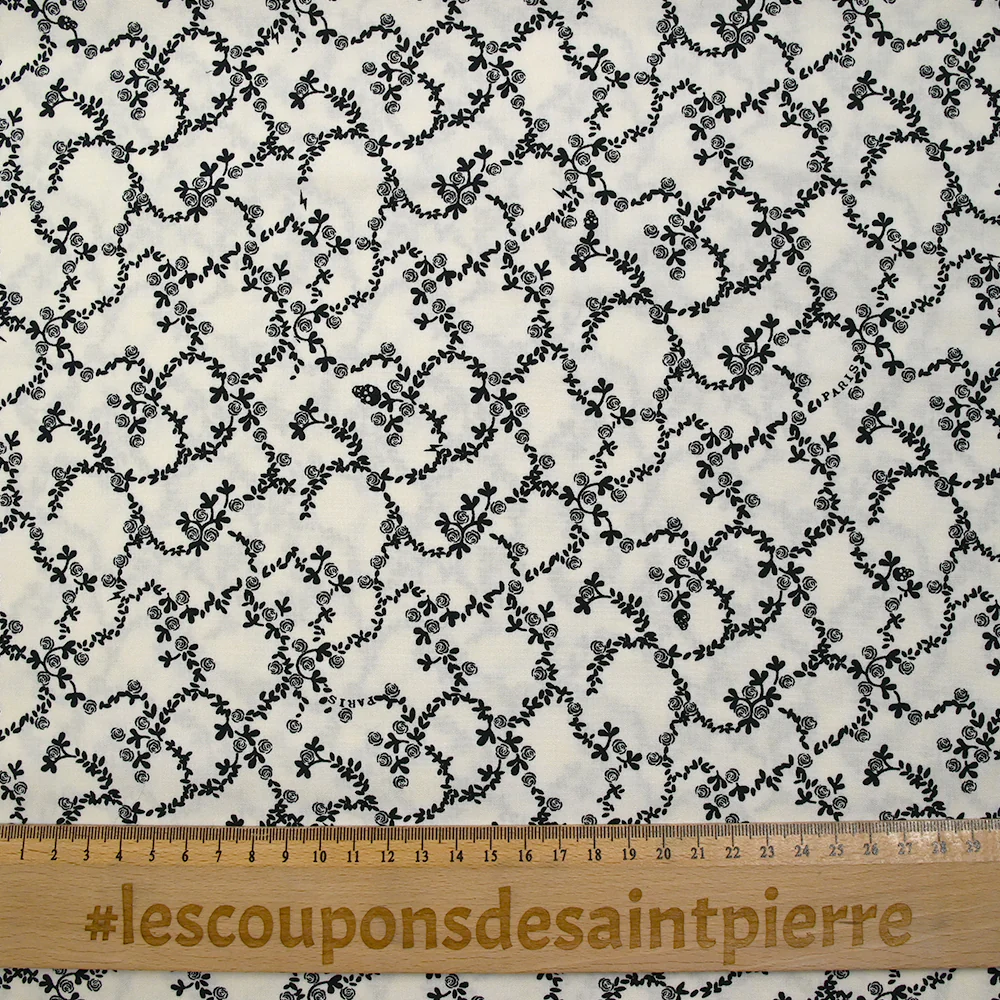 Viscose imprimée chaîne de fleurs fond blanc cassé - Image 3