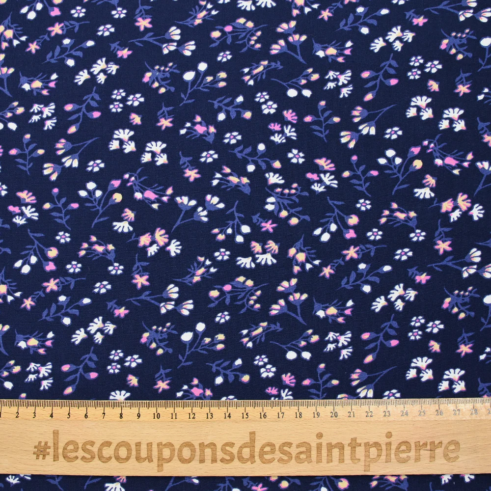 Viscose imprimée fleurs nocturnes fond bleu nuit - Image 3