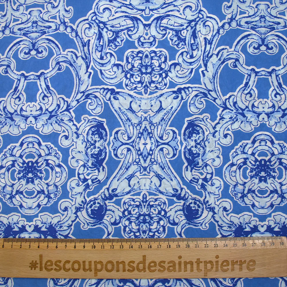 Voile de coton imprimé baroque fond bleu - Image 3