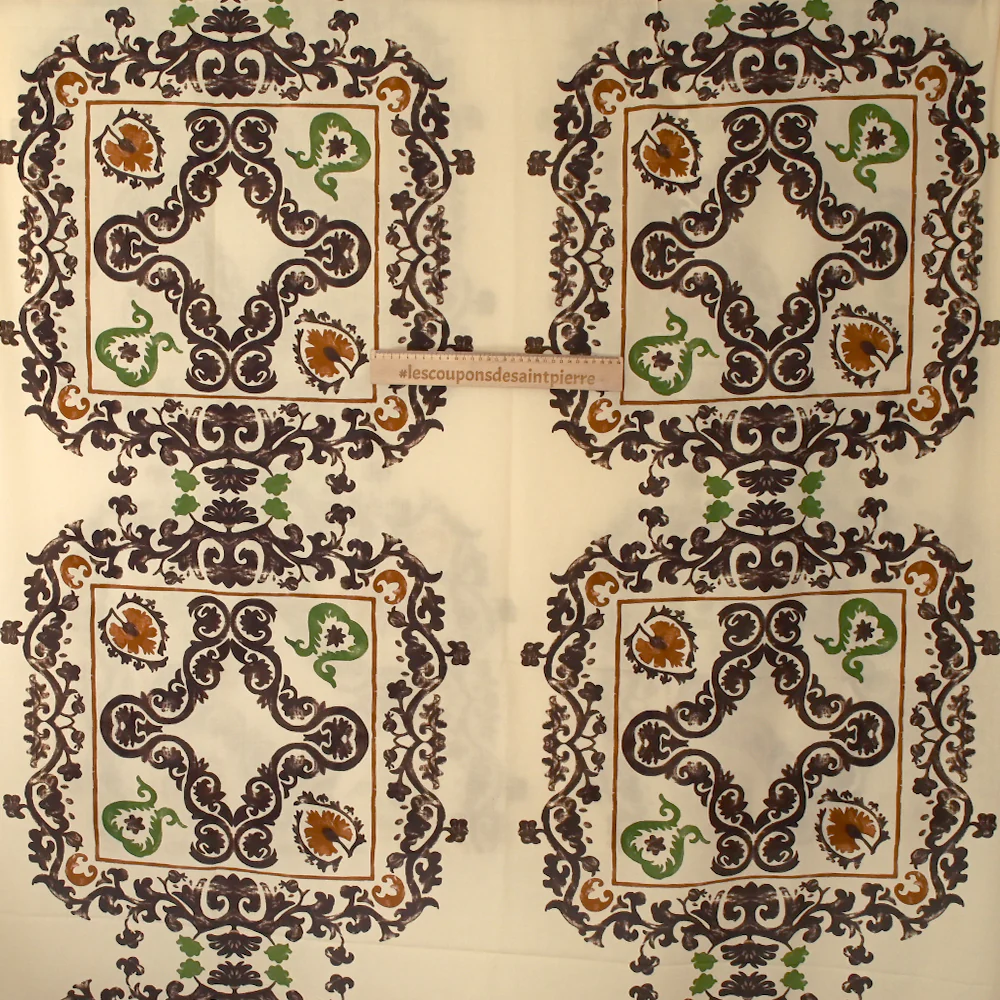 Voile de viscose imprimé moulures marron et vert fond écru - Image 5